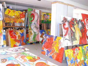 atelier de peinture de l'artiste marine assoumov, peintre du rugby